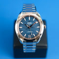 Omega Seamaster Aqua Terra Frontansicht des blauen Wellenzifferblatts mit Roségold-Lünette