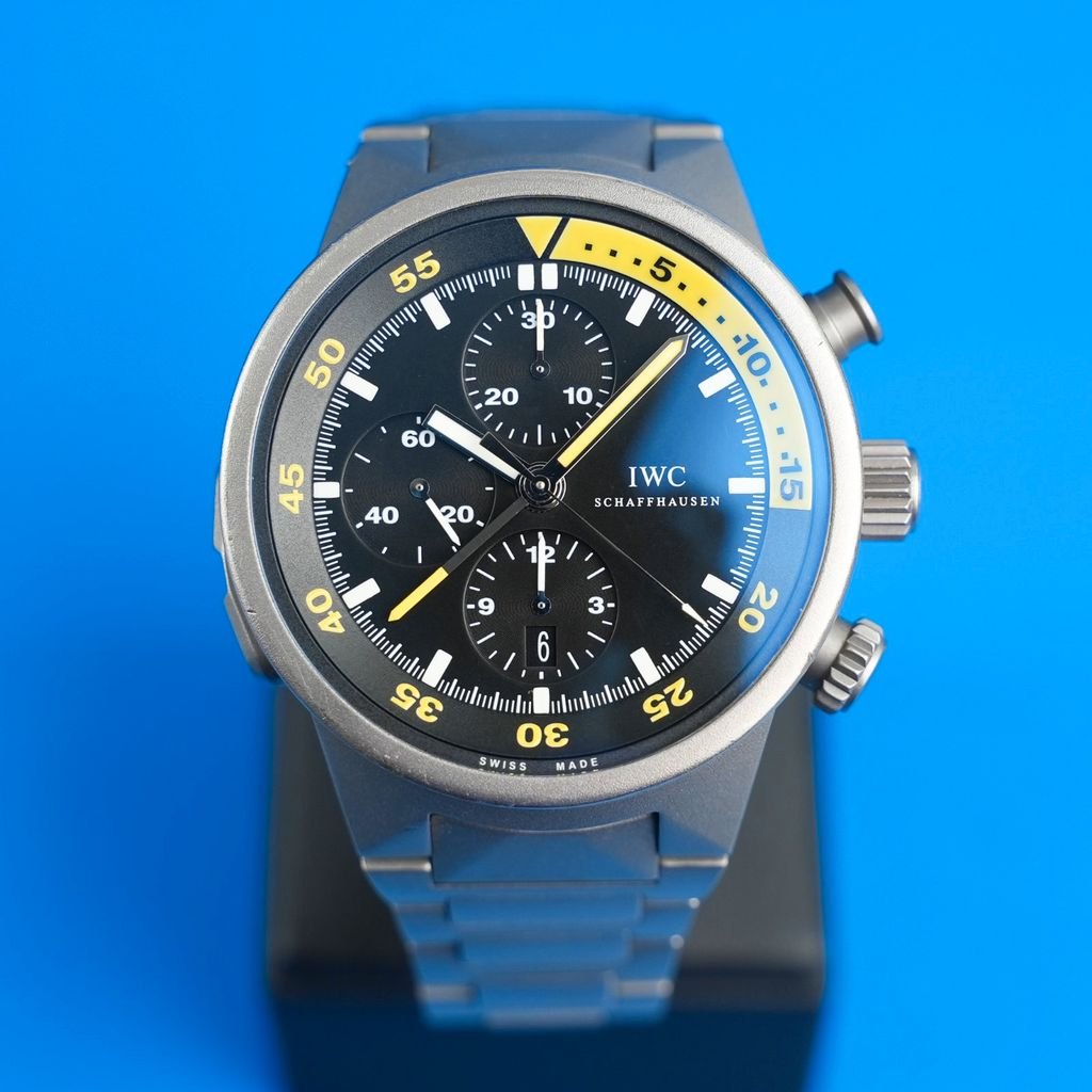IWC Aquatimer Split Minute Frontansicht des schwarzen Zifferblatts mit gelben Akzenten und Titan-Lünette