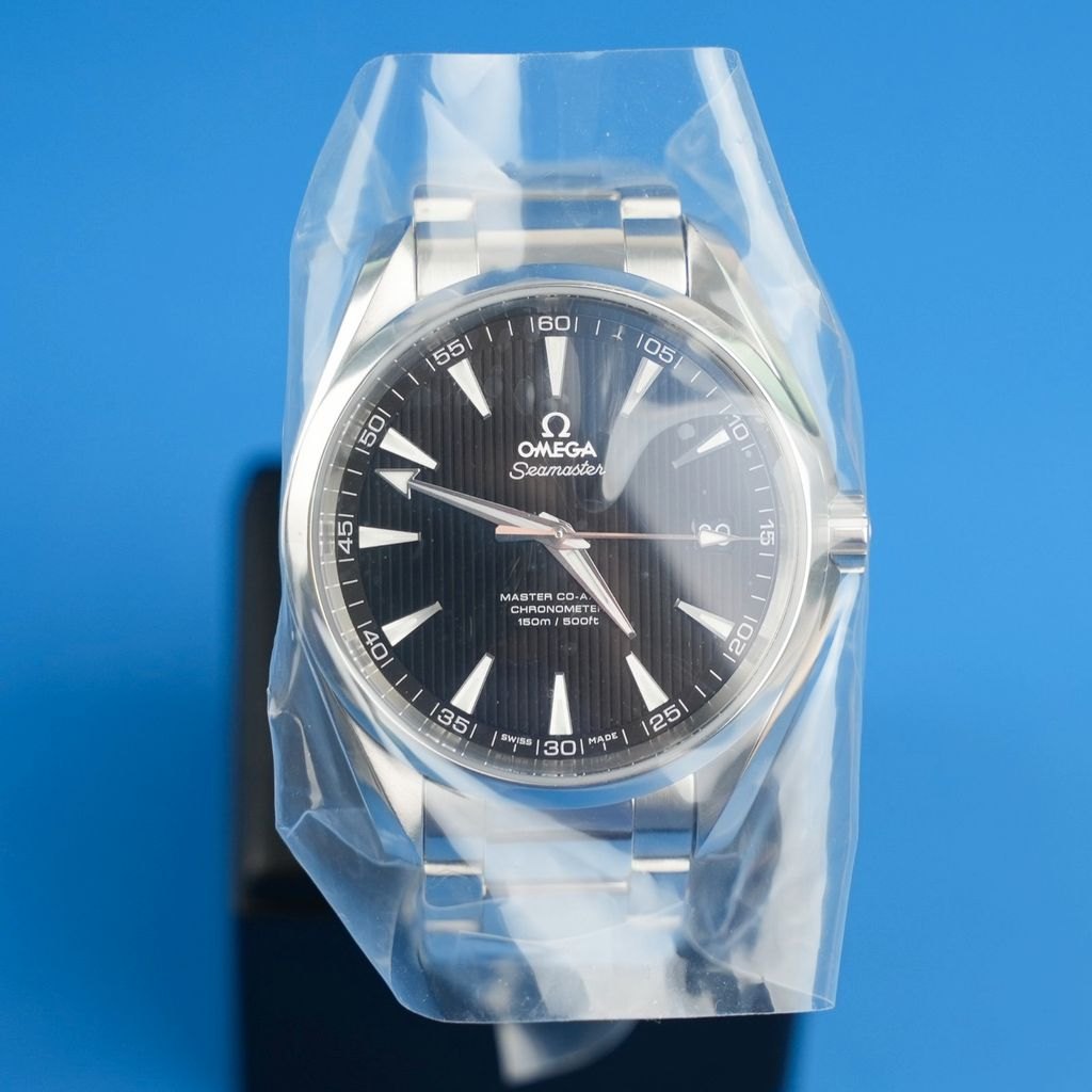 Omega Seamaster Aqua Terra Frontansicht des schwarzen Zifferblatts, noch in der Omega-Schutzfolie