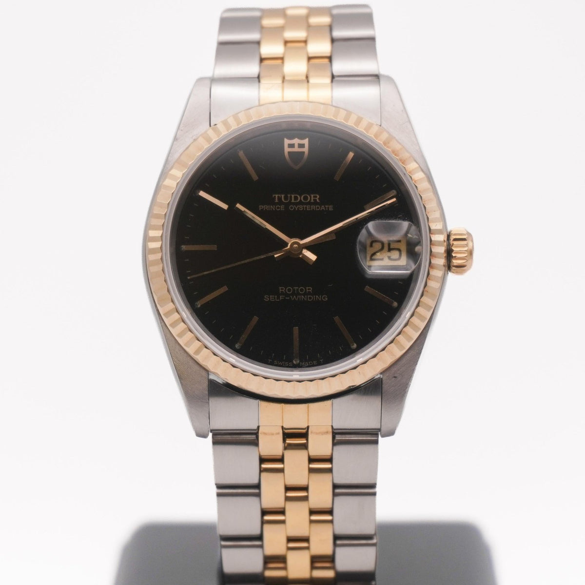Tudor Prince Oysterdate 34 Frontansicht des schwarzen Zifferblatts mit Gelbgold-Lünette