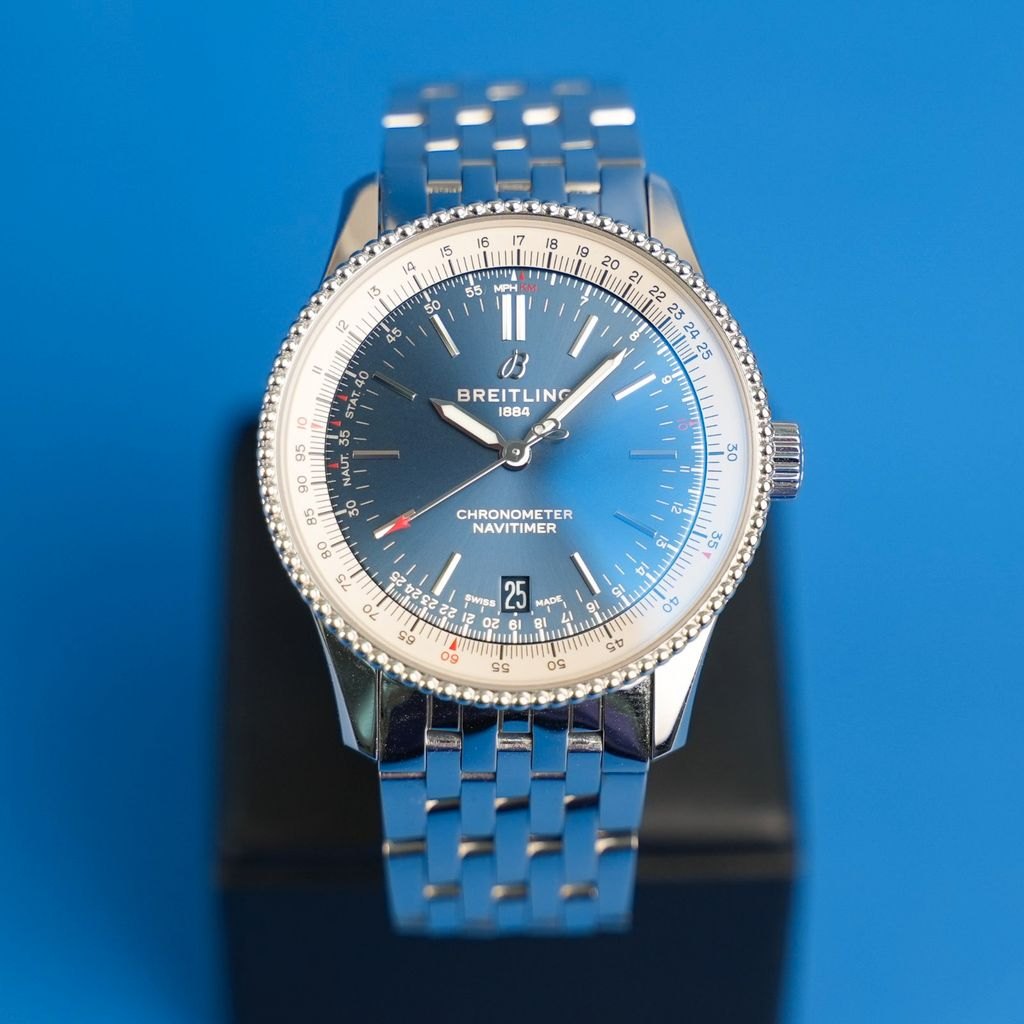Breitling Navitimer Automatic 38 Frontansicht des blauen Zifferblatts mit Rechenschieber-Lünette