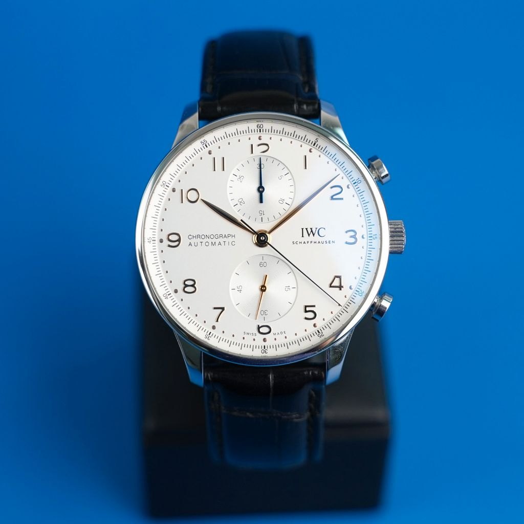 IWC Portugieser Chronograph Zifferblatt Frontansicht des silbernen Zifferblatts mit blauen Zeigern