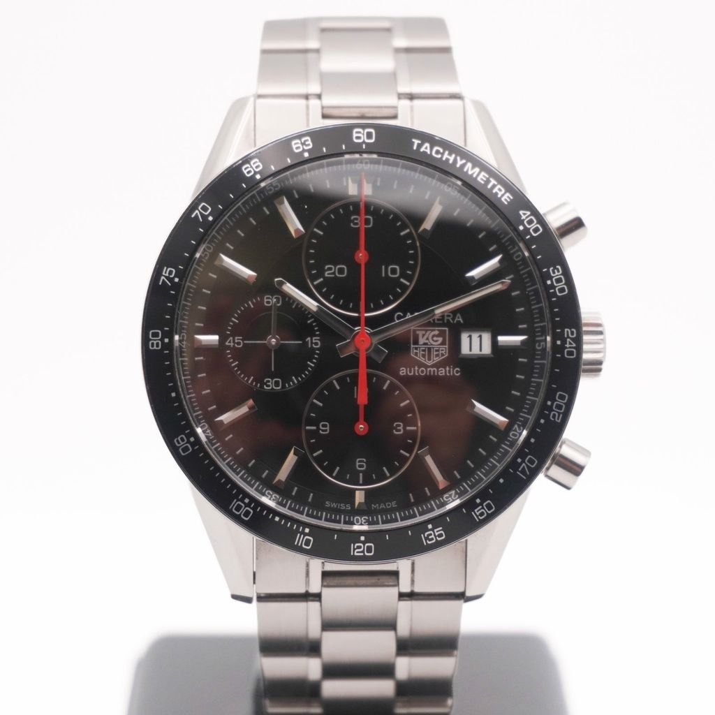 TAG Heuer Carrera Chronograph Frontansicht des schwarzen Zifferblatts mit Tachymeterlünette