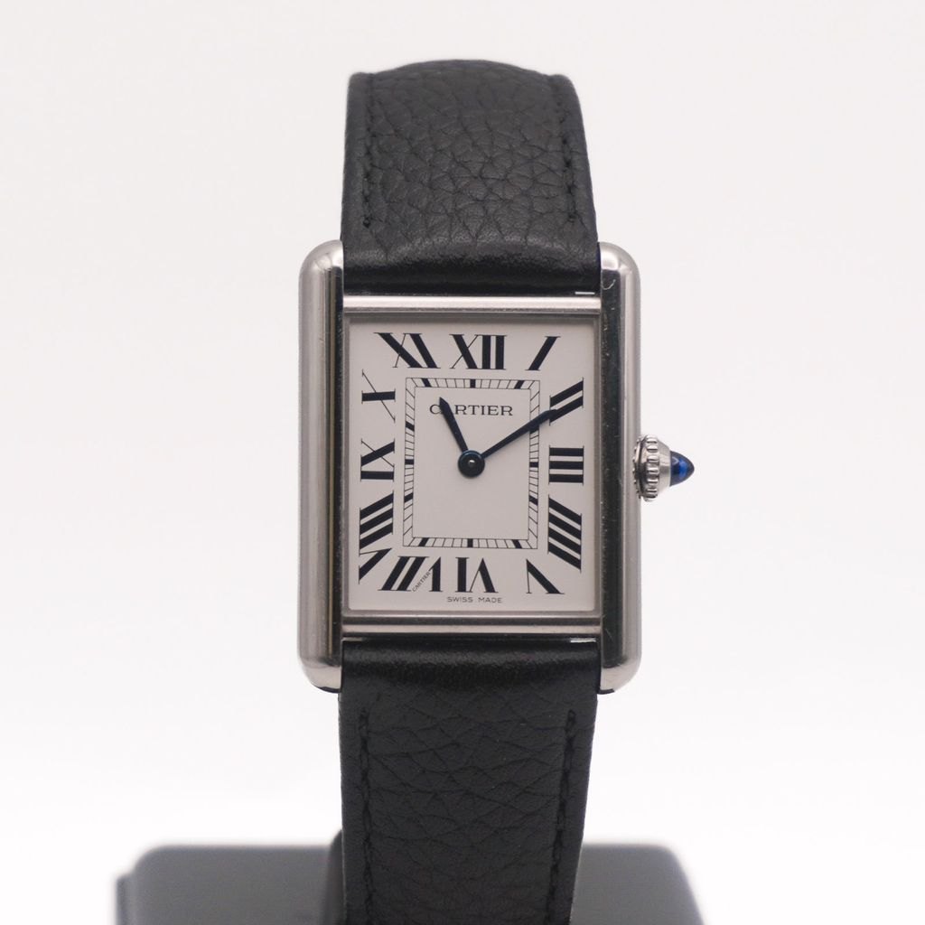 Cartier Tank 25 x Frontansicht des silbernen Zifferblatts mit römischen Ziffern am schwarzen Lederband