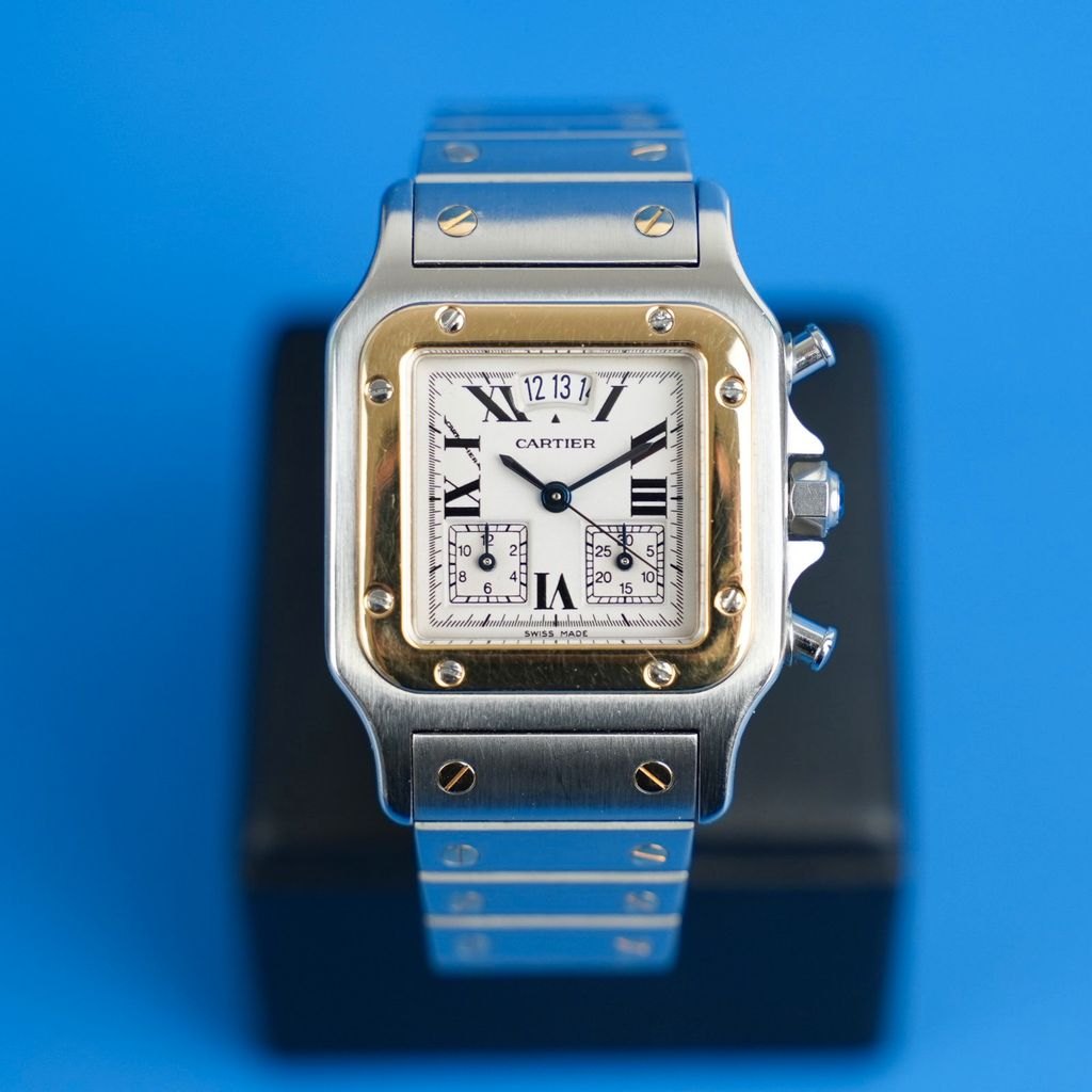 Cartier Santos Galbée Chronograph Frontansicht des weißen Zifferblatts mit Gelbgold-Lünette