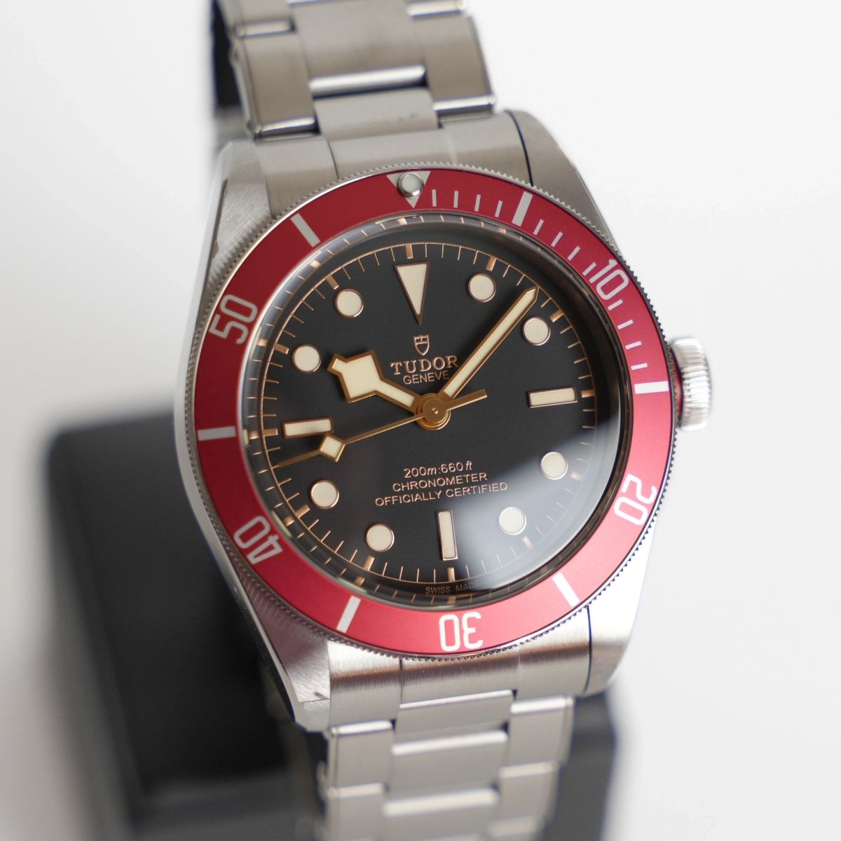Tudor Black Bay Heritage 41, rote Lünette