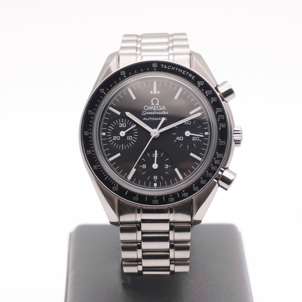 Omega Speedmaster Reduced 39 Frontansicht mit schwarzem Zifferblatt