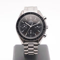 Omega Speedmaster Reduced 39 Frontansicht mit schwarzem Zifferblatt