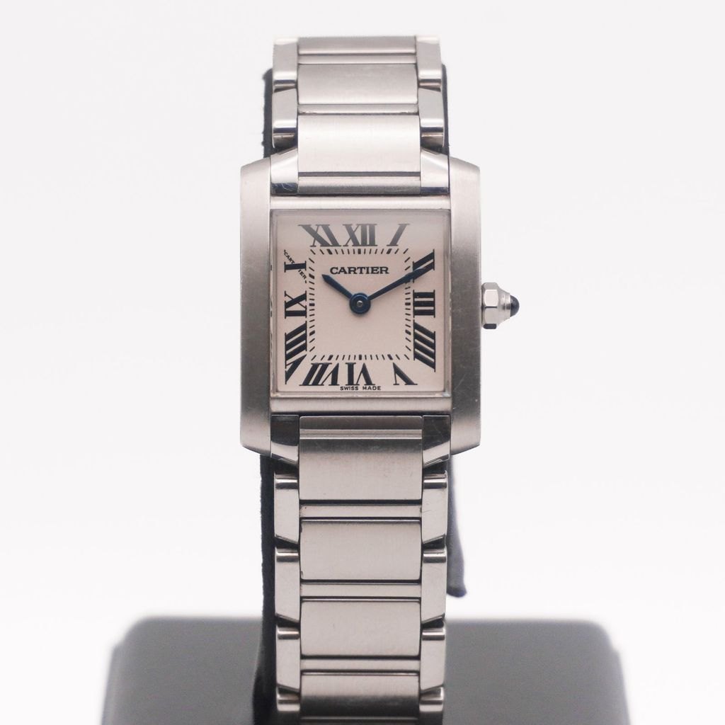 Cartier Tank Française 20 Frontansicht des silbernen Zifferblatts mit römischen Ziffern