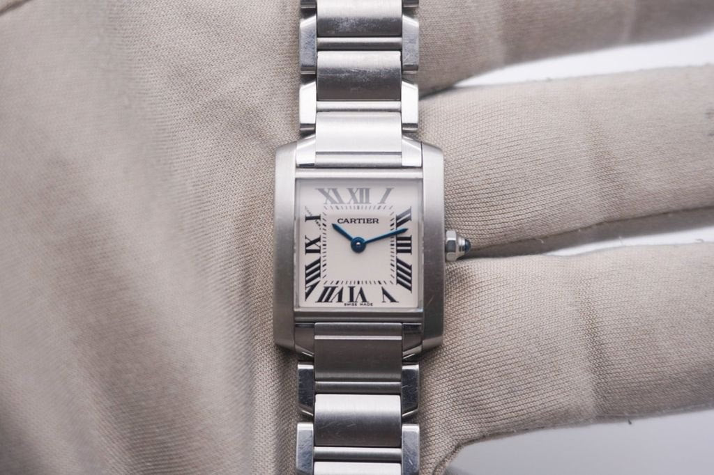 Cartier Tank Française 20 Die Uhr in der Hand, Zifferblatt von vorn