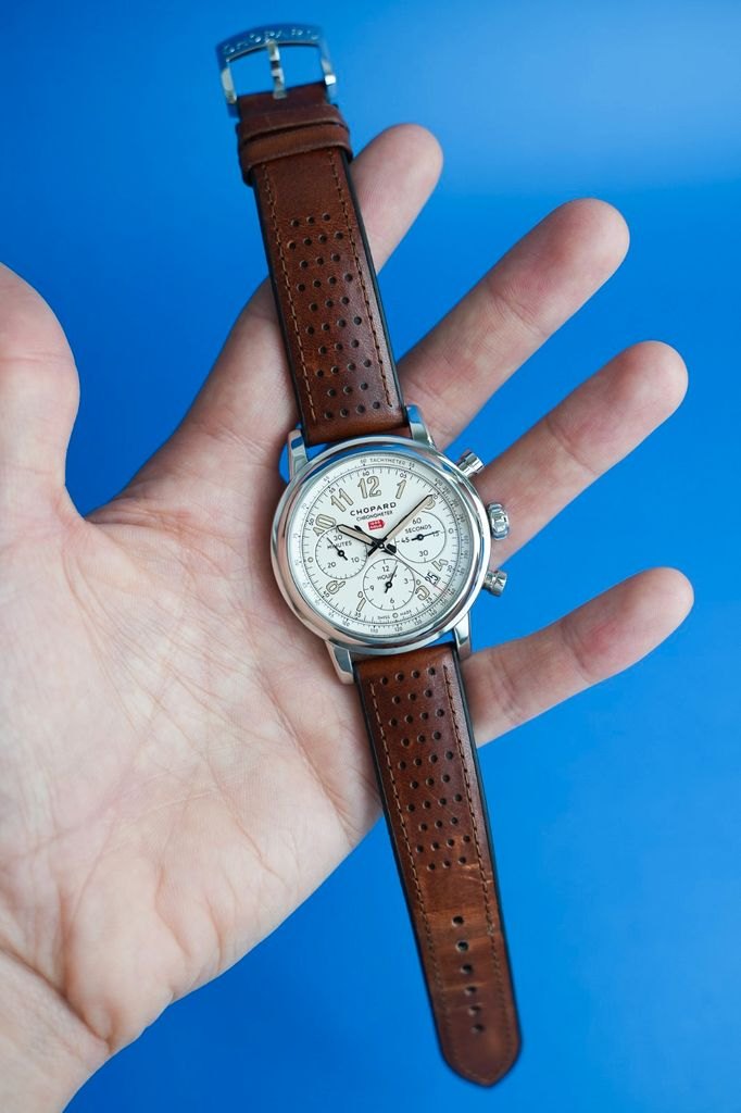 Chopard Mille Miglia Classic frontal in der Hand