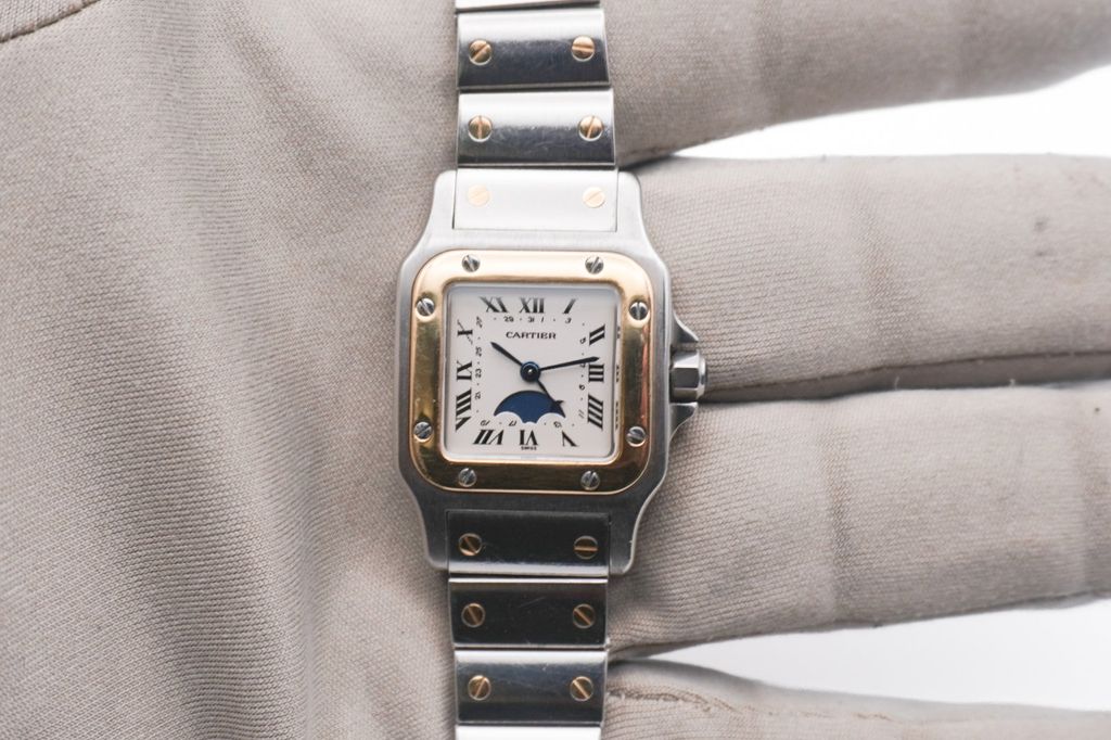 Cartier Santos Galbee Stahl/Gold Die Uhr in der Hand, Zifferblatt von vorn