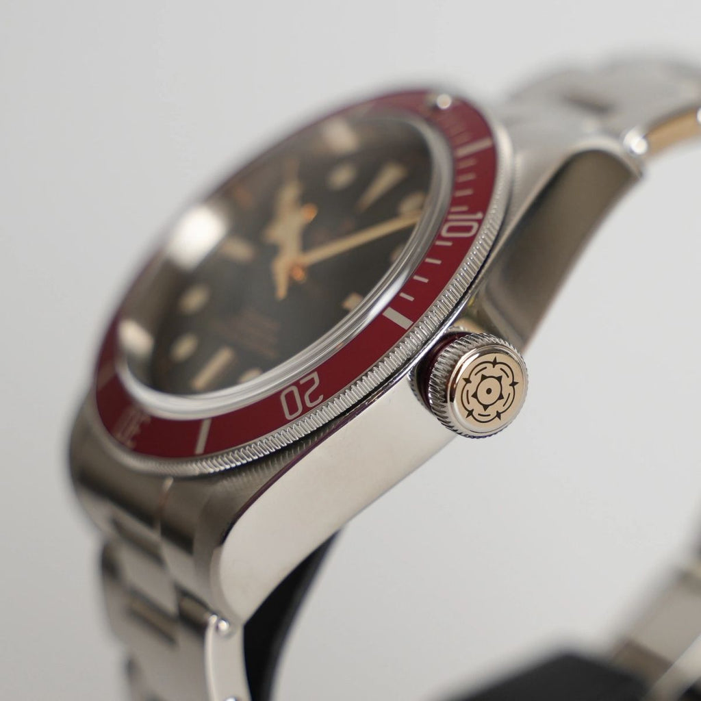 Tudor Black Bay Heritage 41, rote Lünette