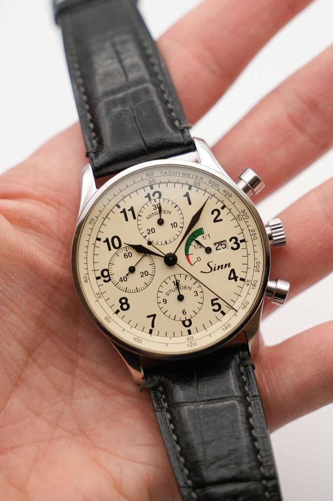 Sinn 956 Klassik Chronograph Uhr frontal in der Hand