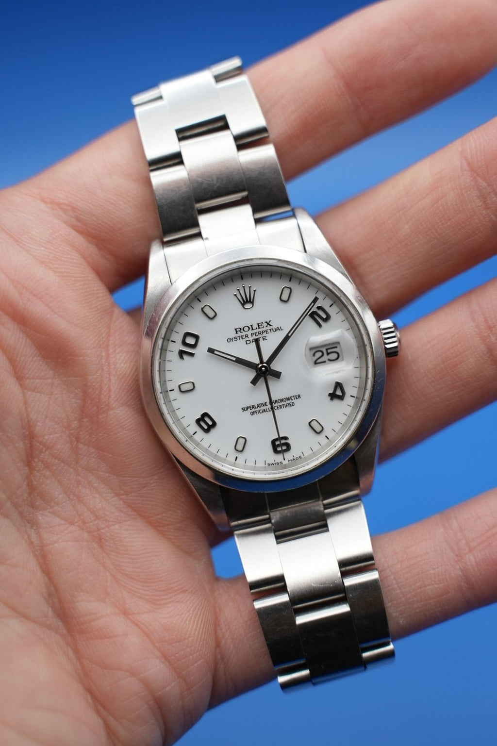 Rolex Oyster Perpetual Date frontal in der Hand