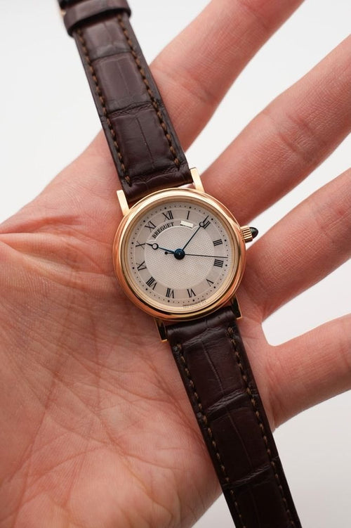 Breguet Classique 8067BA/52/964 Gelbgold frontal in der Hand