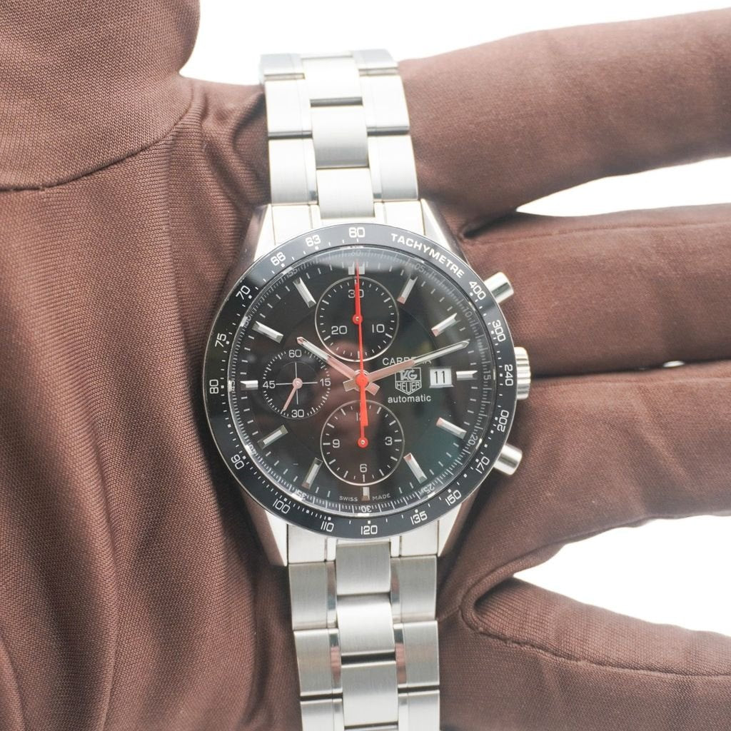TAG Heuer Carrera Chronograph Die Uhr in der Hand, Zifferblatt von vorn