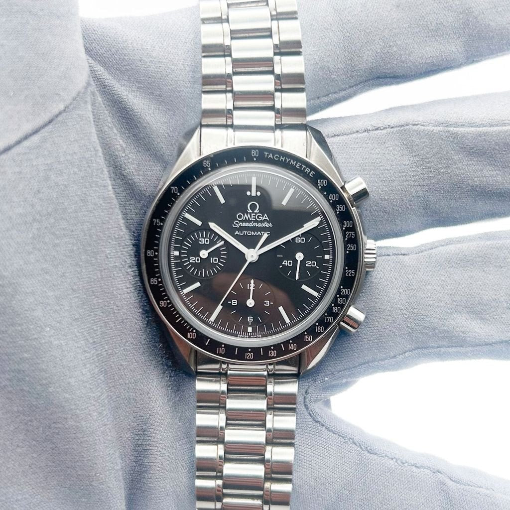 Omega Speedmaster Reduced 39 Frontansicht in der Hand