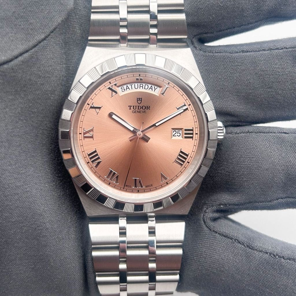 Tudor Royal Day-Date 41 Frontansicht in der Hand