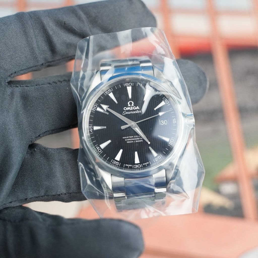 Omega Seamaster Aqua Terra Die Uhr in der Hand, Zifferblatt von vorn