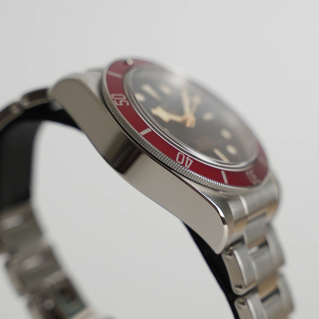 Tudor Black Bay Heritage 41, rote Lünette