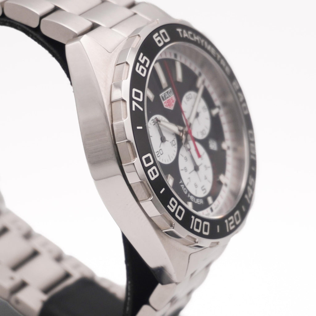 TAG Heuer Formula 1 CAZ101E — seitliche Ansicht mit Drückern