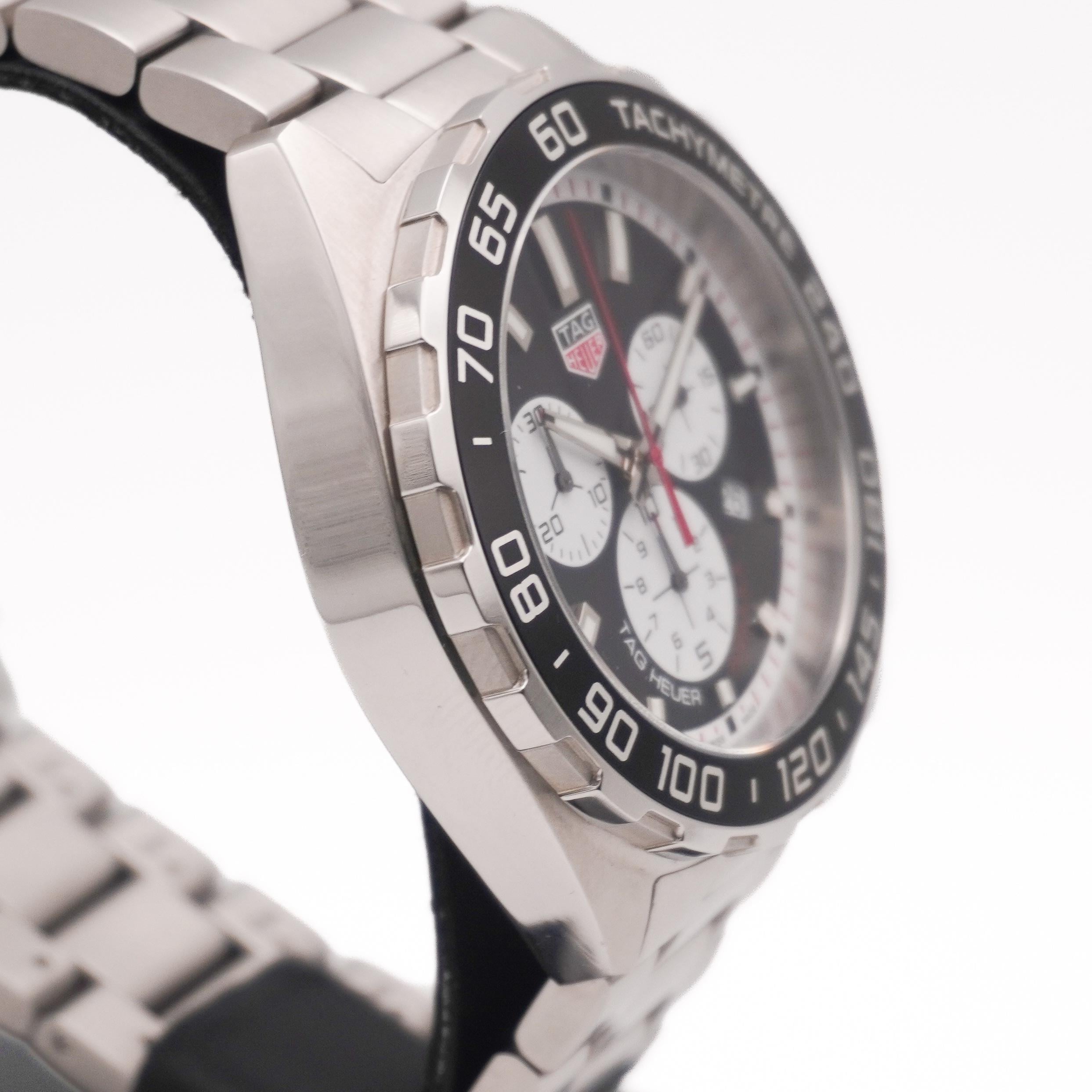 TAG Heuer Formula 1 CAZ101E — seitliche Ansicht mit Drückern