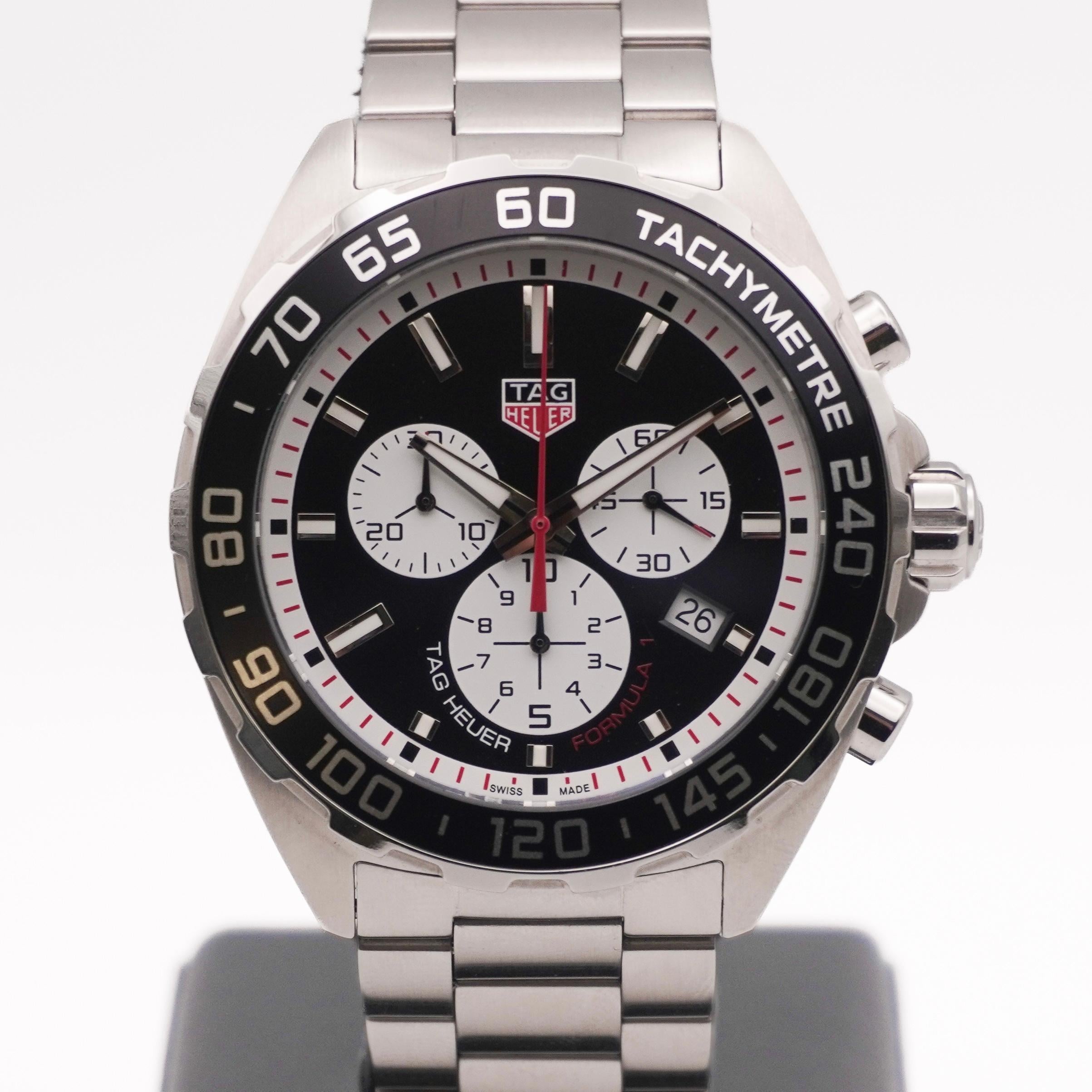TAG Heuer Formula 1 Chronograph, schwarzes Zifferblatt, Referenz CAZ101E — Frontansicht