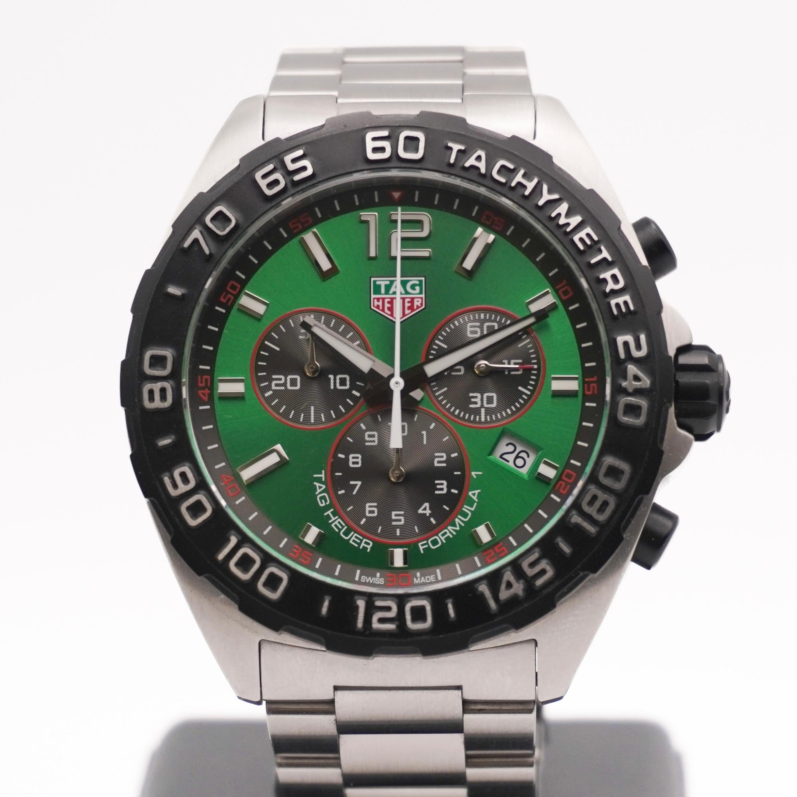 TAG Heuer Formula 1 Chronograph, grünes Zifferblatt, Referenz CAZ101AP — Frontansicht