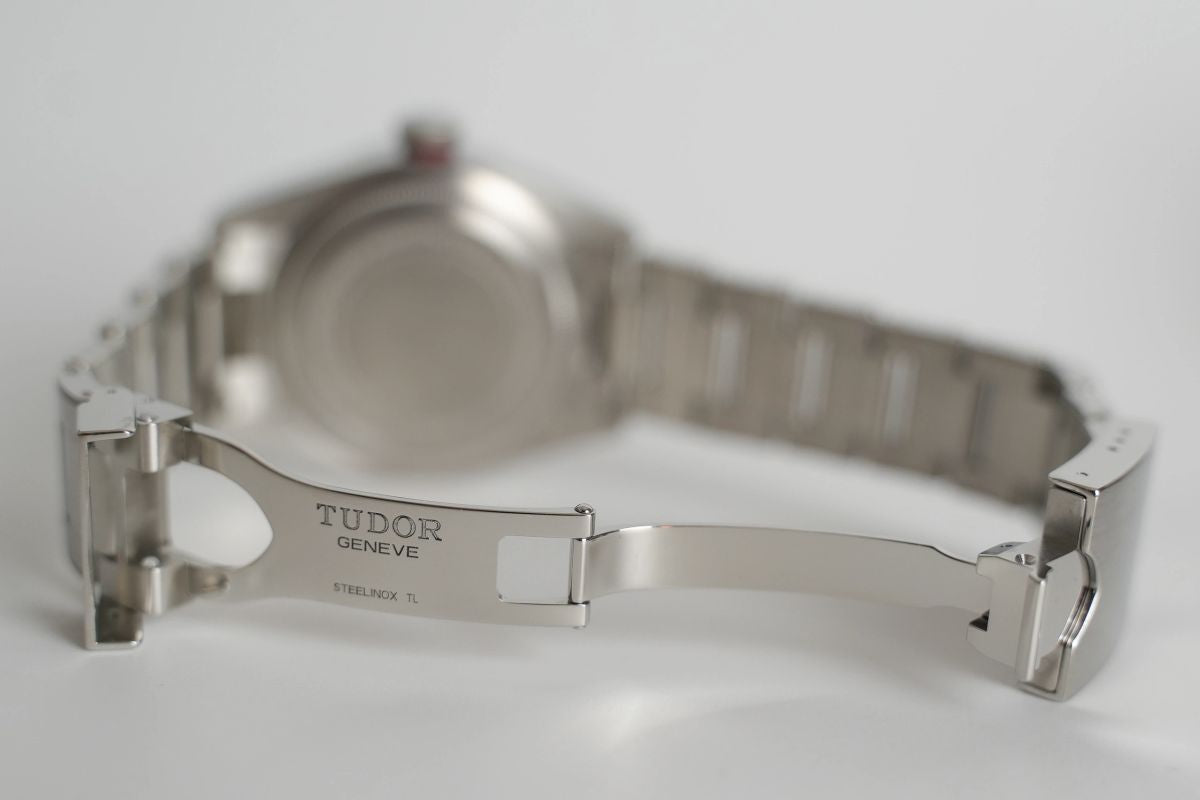 Tudor Black Bay Heritage 41, rote Lünette