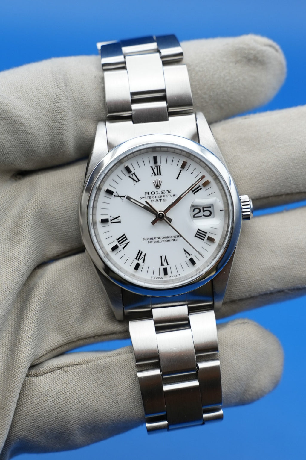 Rolex Oyster Perpetual Date frontal in der Hand