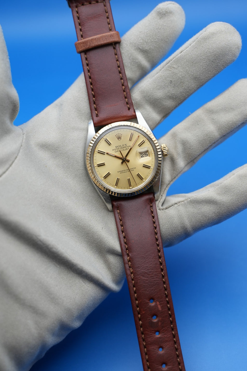 Rolex Datejust frontal in der Hand