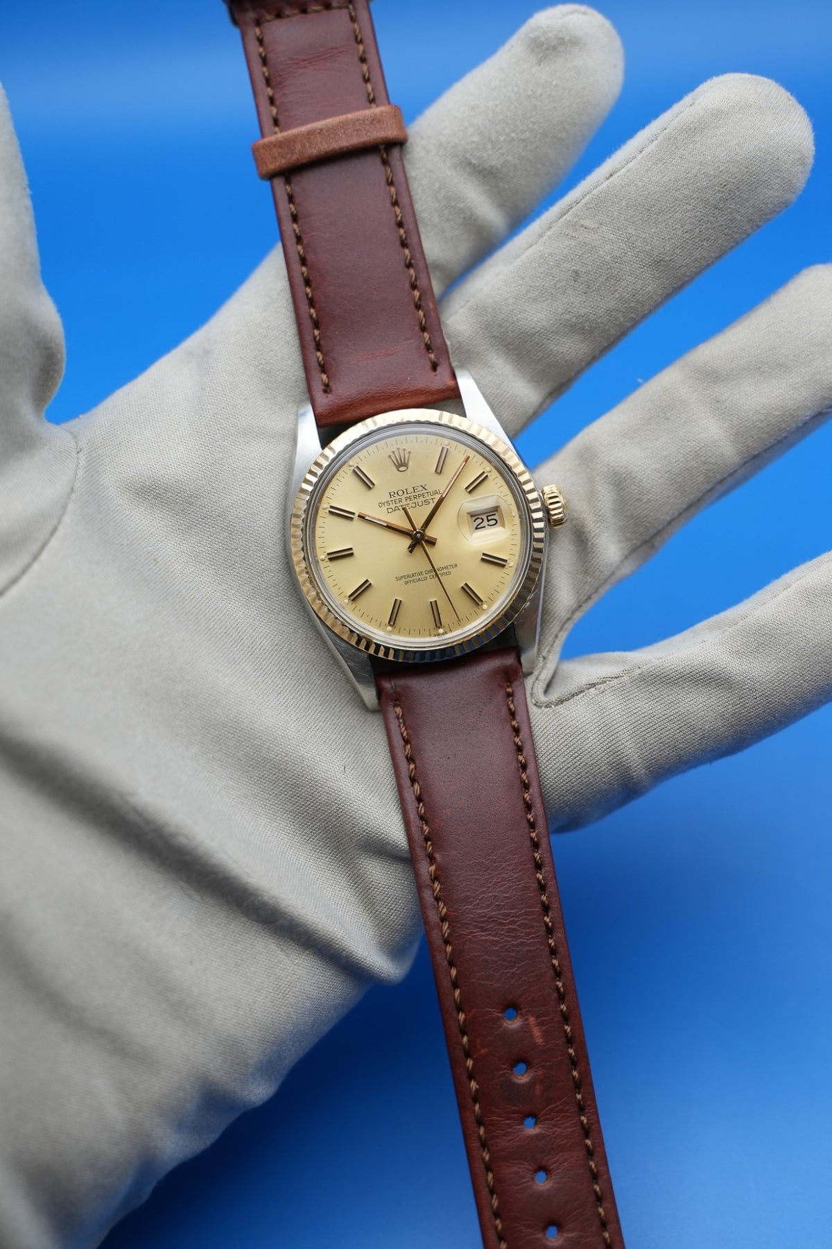 Rolex Datejust frontal in der Hand
