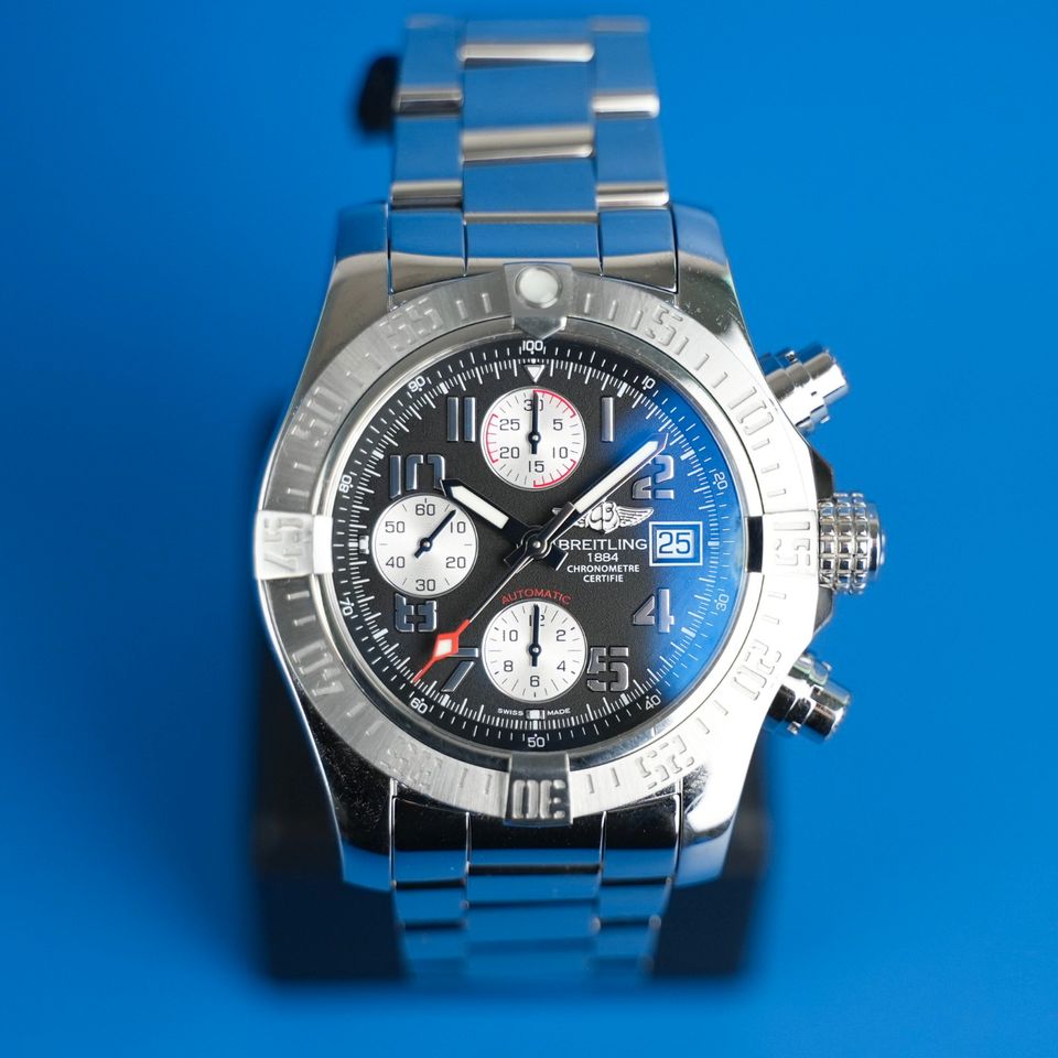 Breitling Avenger II Chronograph A1338111/BC33, Frontansicht schwarzes Zifferblatt