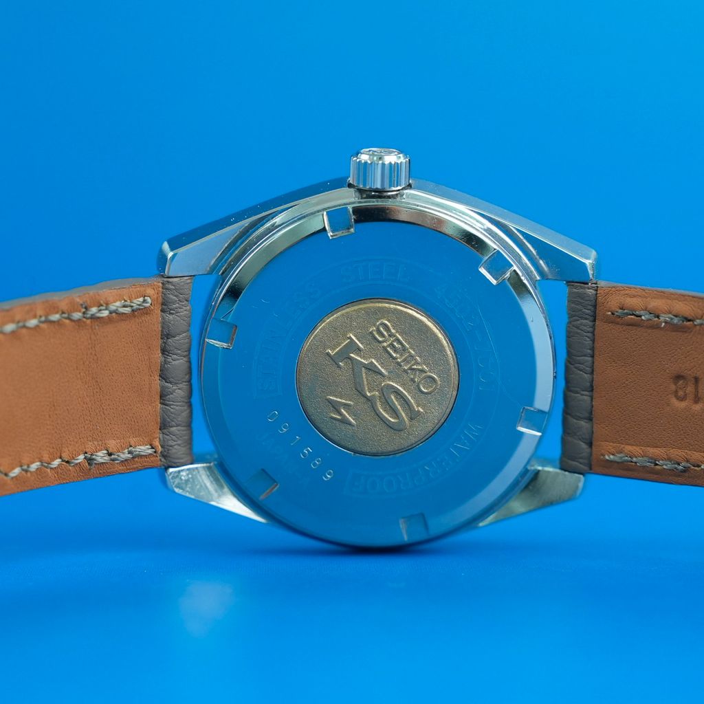 King Seiko Hi-Beat 4502-7001 — Gehäuseboden mit Goldmedaillon
