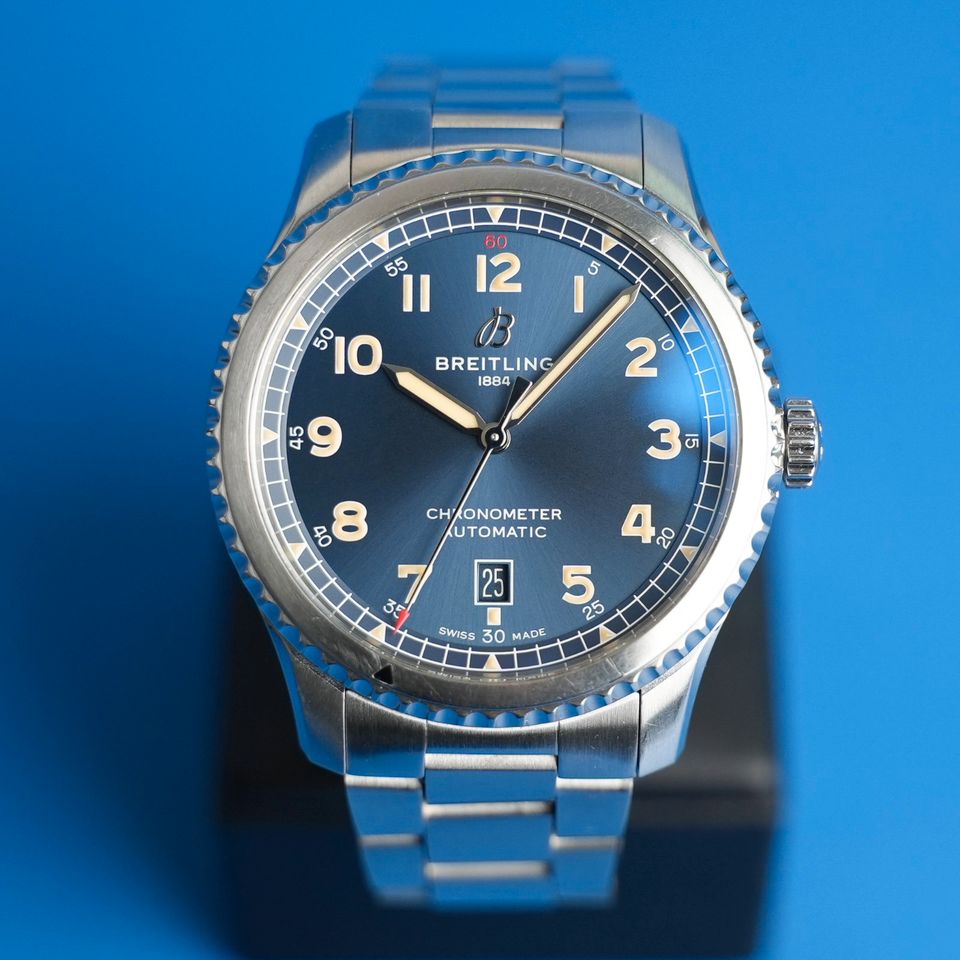 Breitling Aviator 8 A17315101C1A1, Frontansicht blaues Zifferblatt